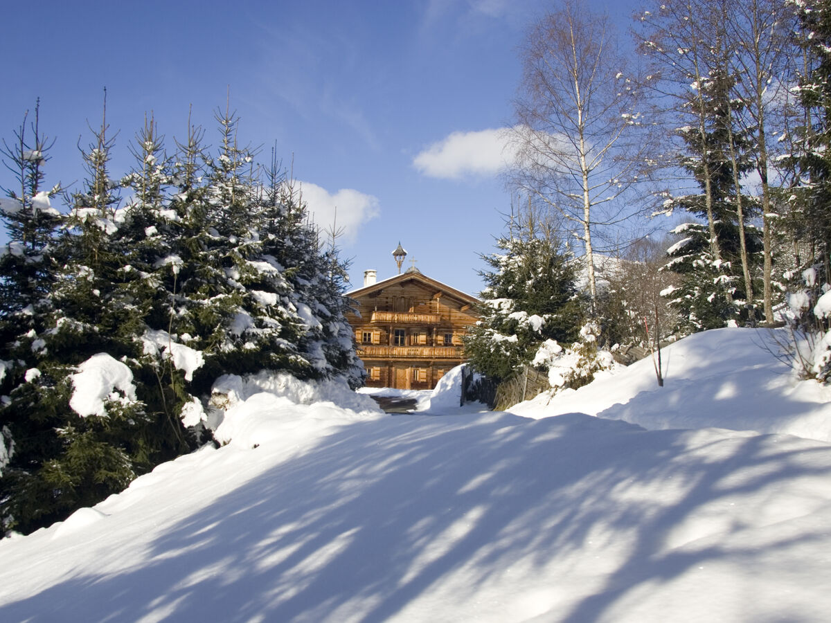 Holzchalet in verschneiter Alleinlage bei Kitzbühel